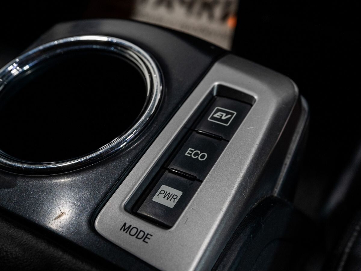 Toyota Prius Alpha 2017 - фото автомобиля