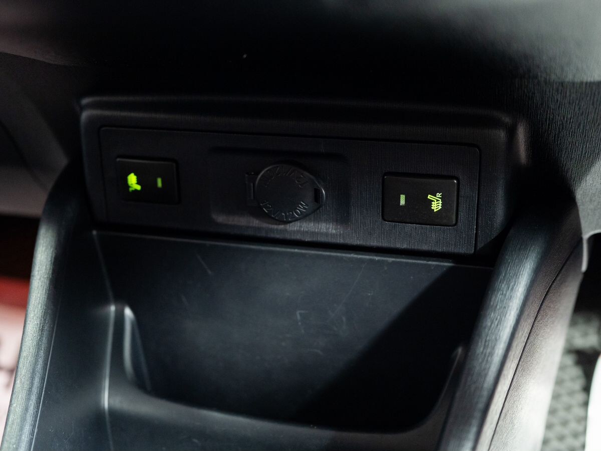 Toyota Prius Alpha 2017 - фото автомобиля