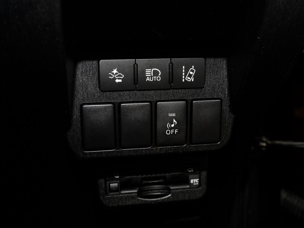 Toyota Prius Alpha 2017 - фото автомобиля