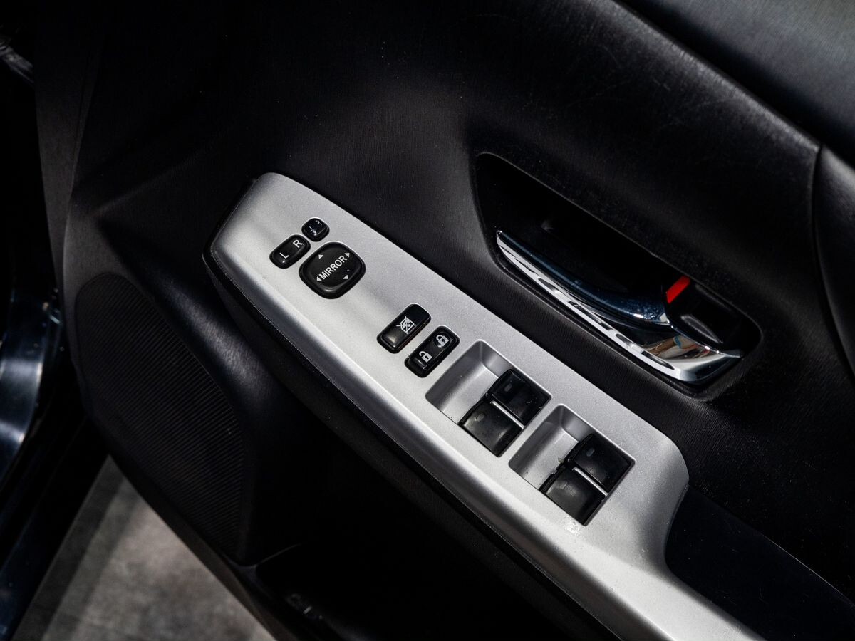 Toyota Prius Alpha 2017 - фото автомобиля