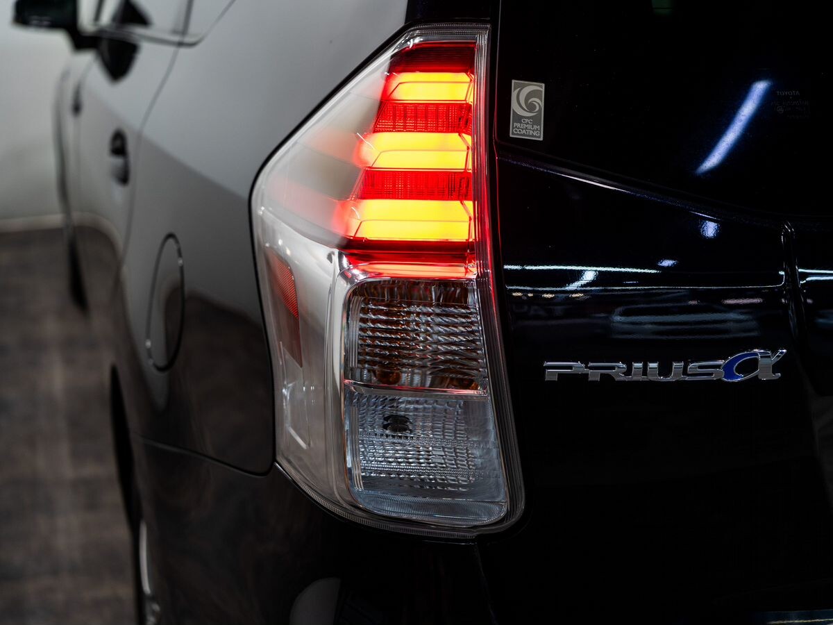 Toyota Prius Alpha 2017 - фото автомобиля