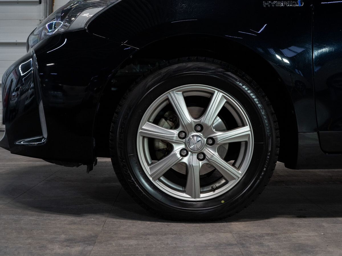 Toyota Prius Alpha 2017 - фото автомобиля