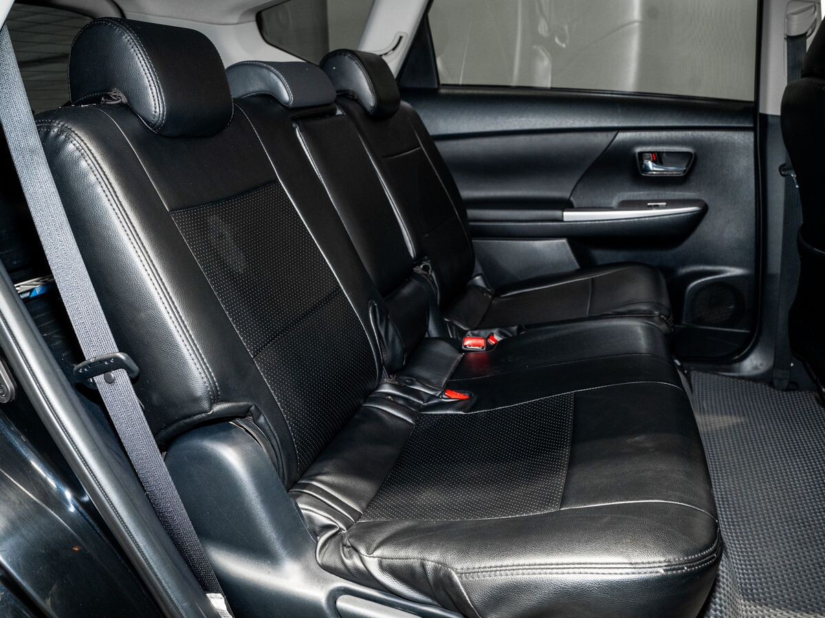 Toyota Prius Alpha 2017 - фото автомобиля