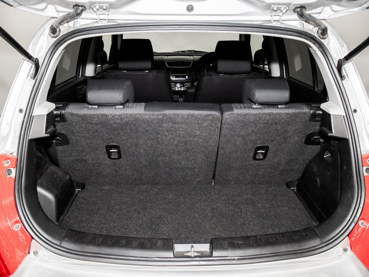 Suzuki Swift 2010 - фото автомобиля