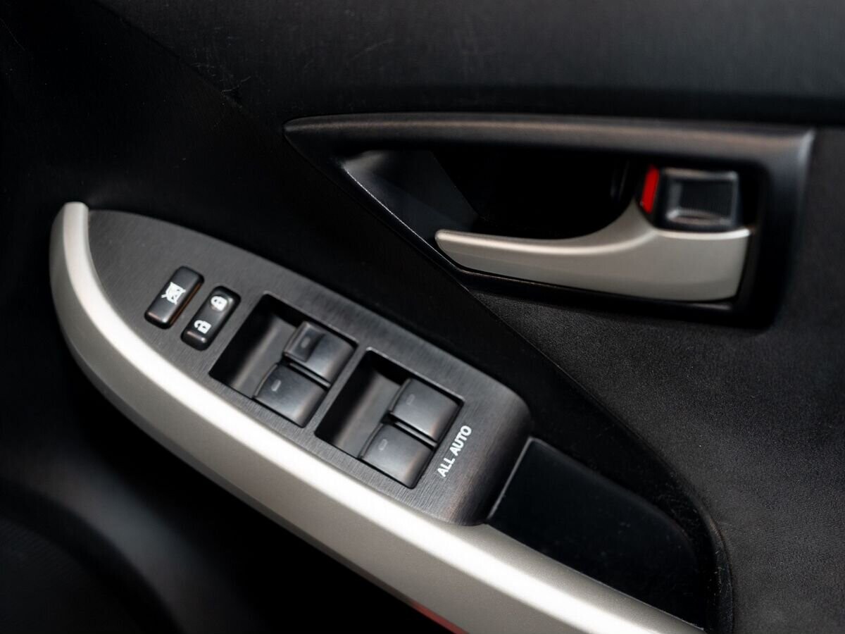 Toyota Prius 2015 - фото автомобиля