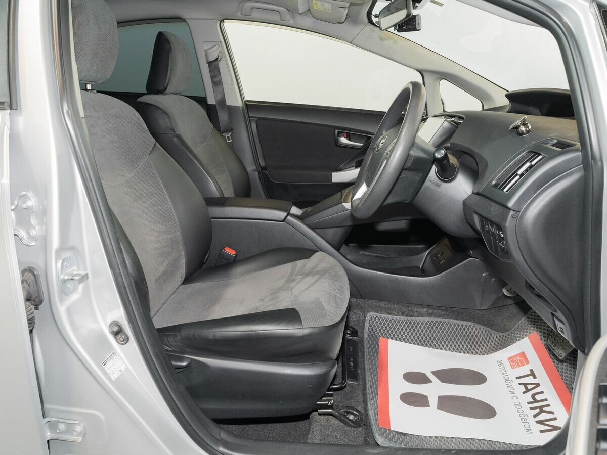 Toyota Prius 2015 - фото автомобиля