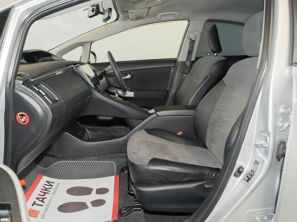 Toyota Prius 2015 - фото автомобиля