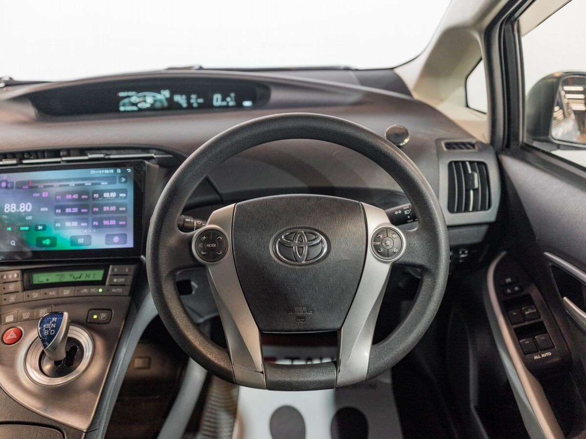 Toyota Prius 2015 - фото автомобиля