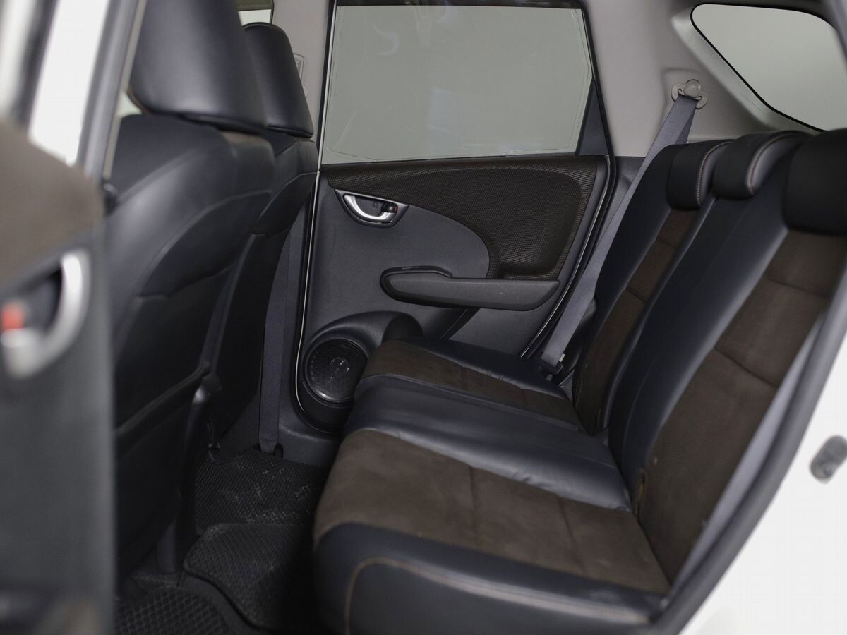 Honda Fit Shuttle 2012 - фото автомобиля