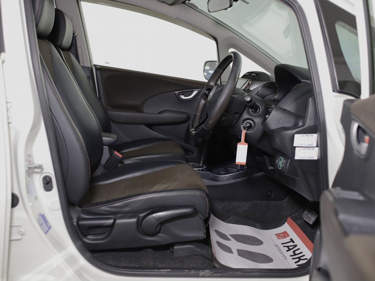 Honda Fit Shuttle 2012 - фото автомобиля