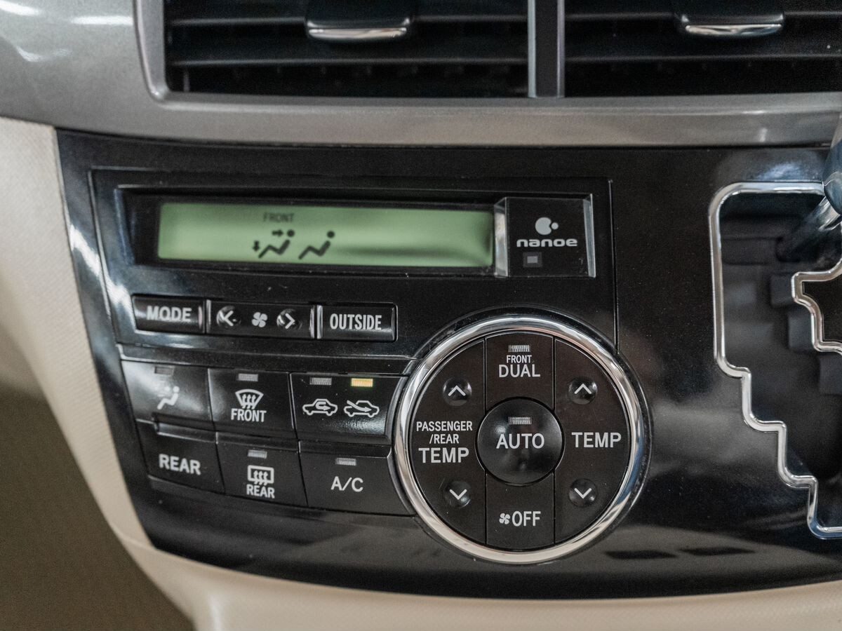 Toyota Estima 2012 - фото автомобиля