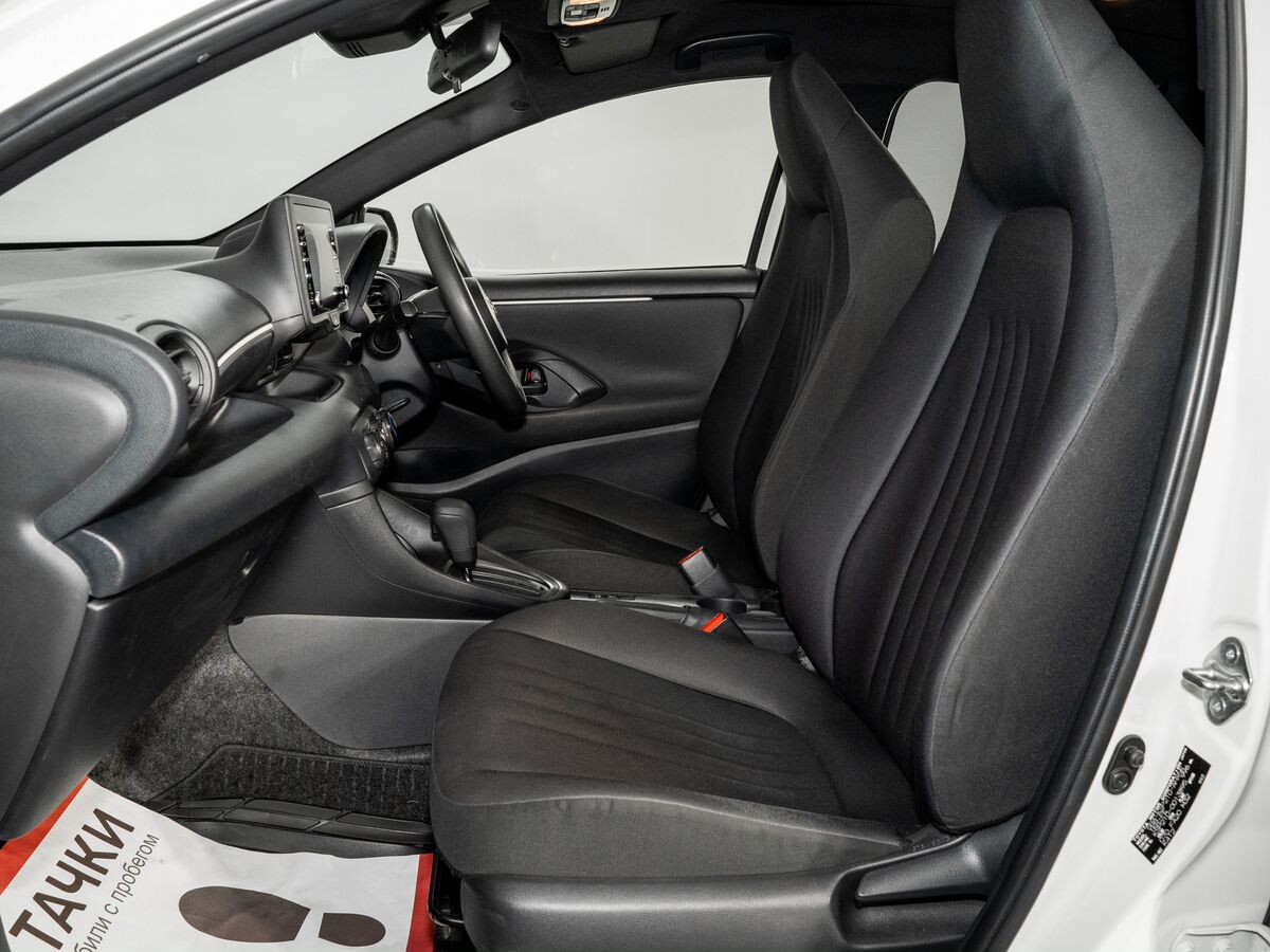 Toyota Yaris 2020 - фото автомобиля