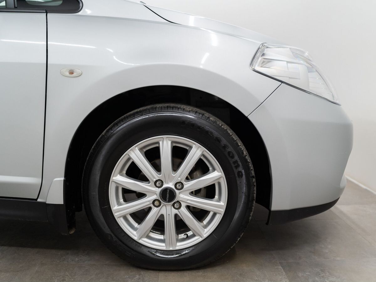 Nissan Tiida 2011 - фото автомобиля