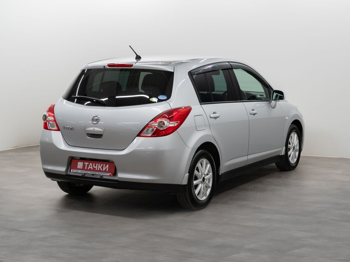 Nissan Tiida 2011 - фото автомобиля