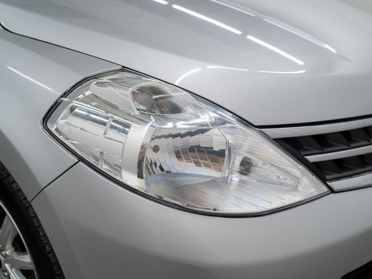 Nissan Tiida 2011 - фото автомобиля