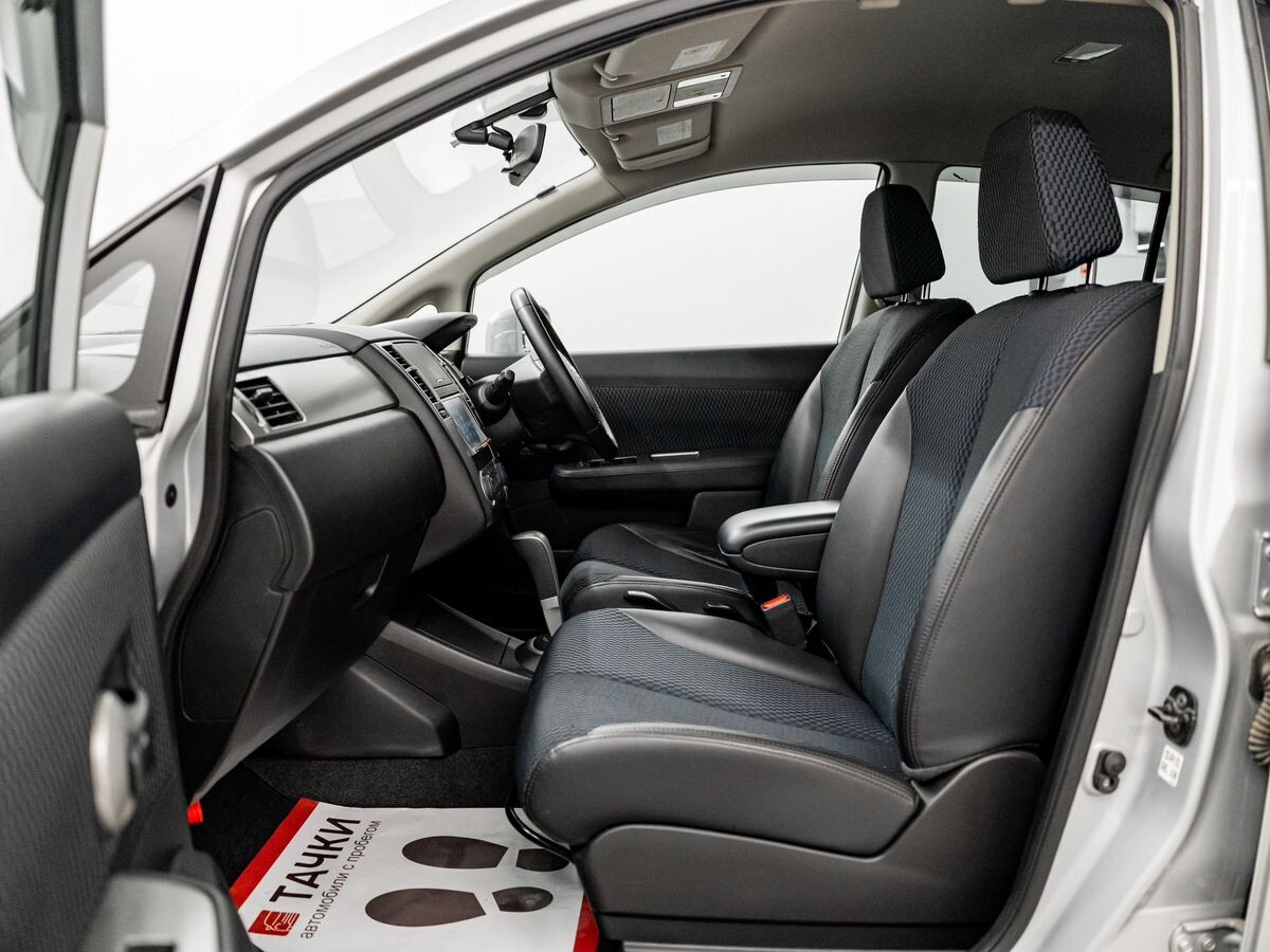 Nissan Tiida 2011 - фото автомобиля