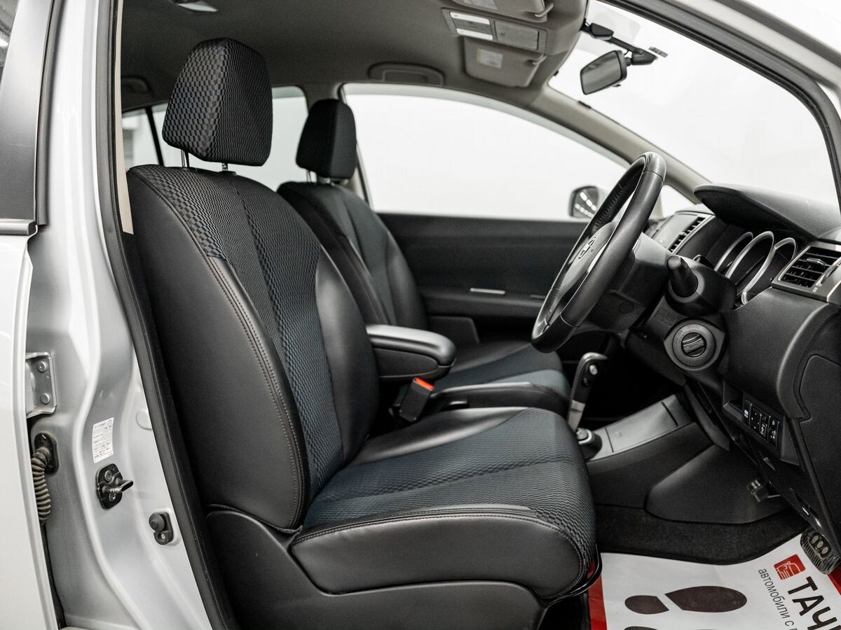 Nissan Tiida 2011 - фото автомобиля