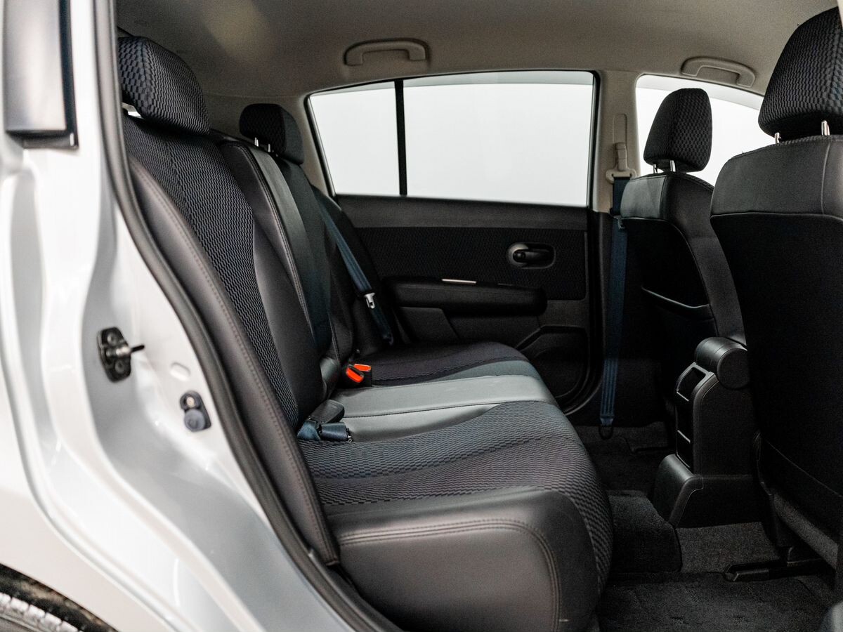 Nissan Tiida 2011 - фото автомобиля