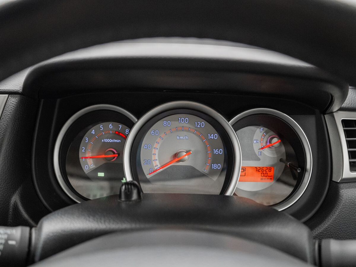 Nissan Tiida 2011 - фото автомобиля