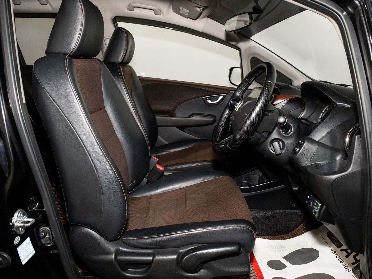 Honda Fit Shuttle 2012 - фото автомобиля