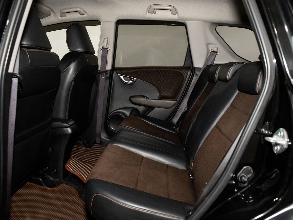 Honda Fit Shuttle 2012 - фото автомобиля