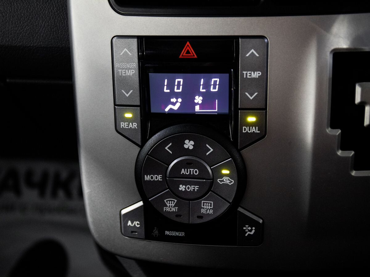 Toyota Noah 2009 - фото автомобиля