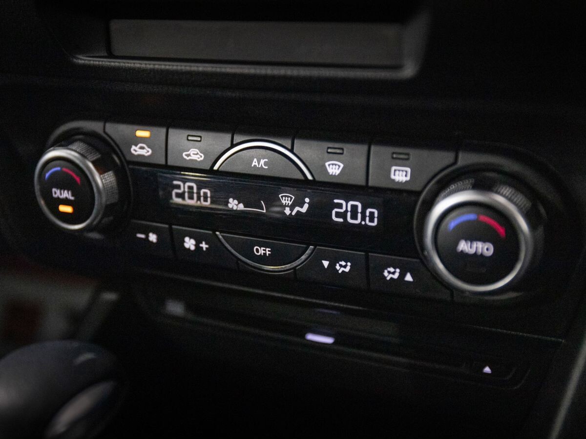 Mazda Axela 2017 - фото автомобиля