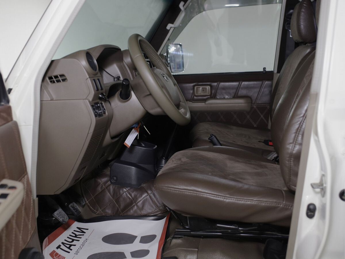 Toyota Land Cruiser 2015 - фото автомобиля