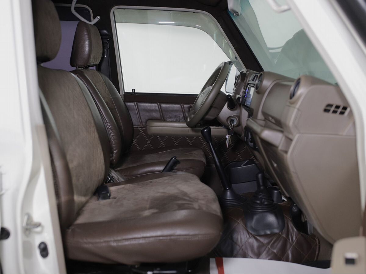 Toyota Land Cruiser 2015 - фото автомобиля