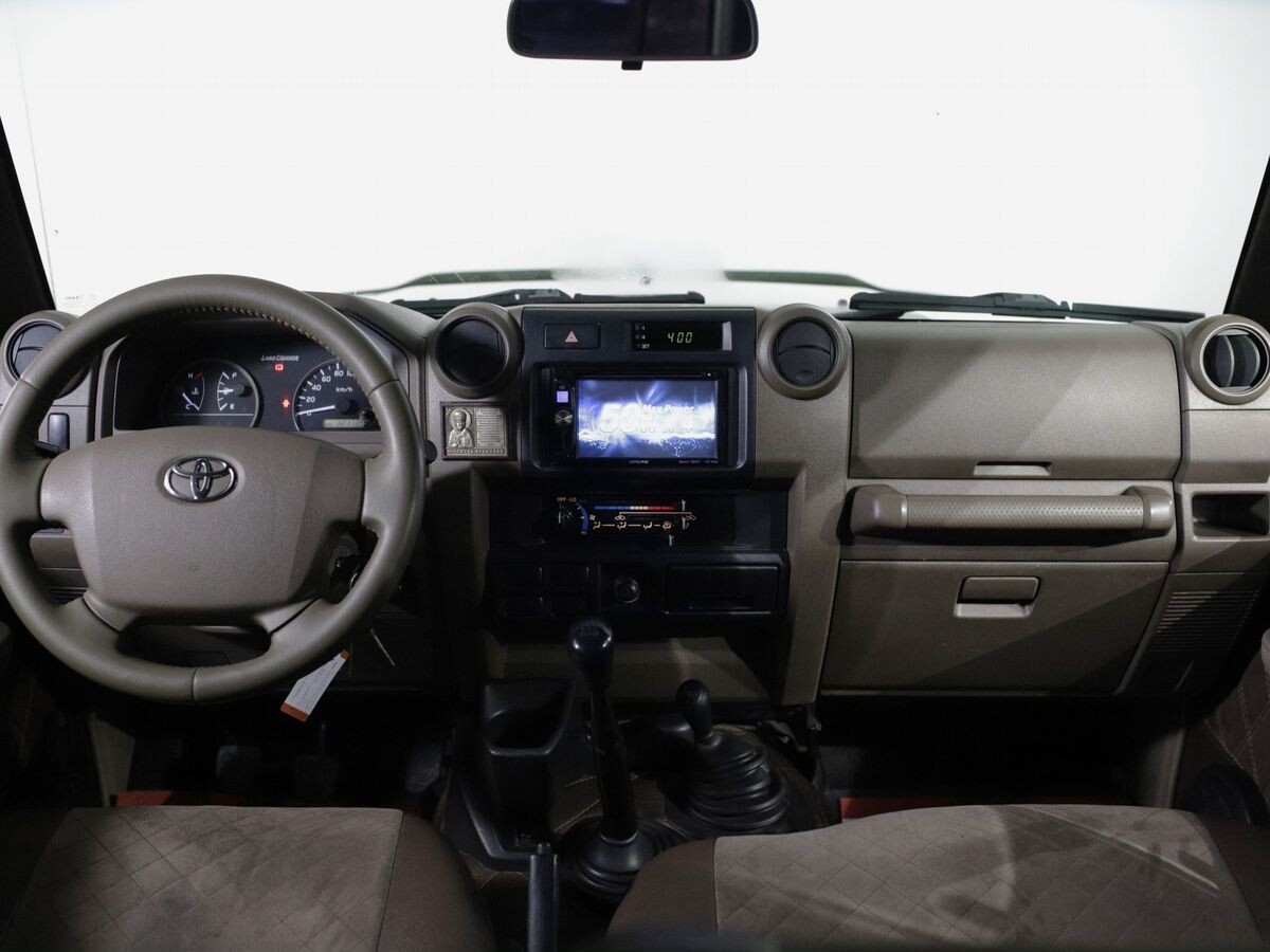 Toyota Land Cruiser 2015 - фото автомобиля