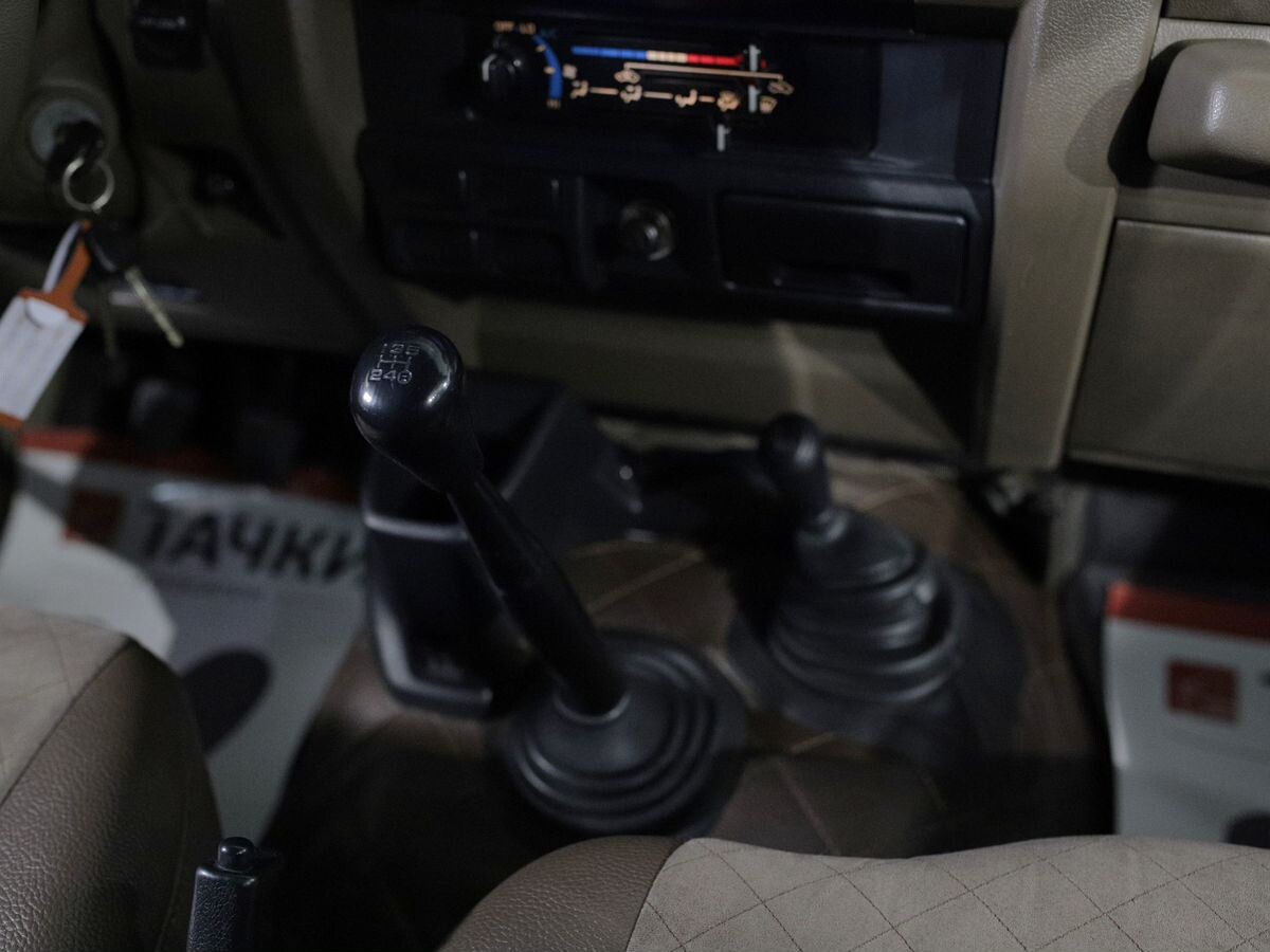 Toyota Land Cruiser 2015 - фото автомобиля