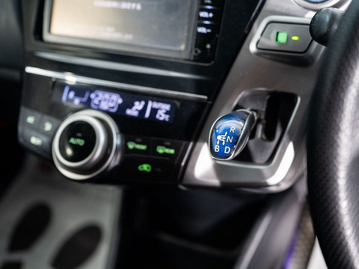 Toyota Prius Alpha 2016 - фото автомобиля