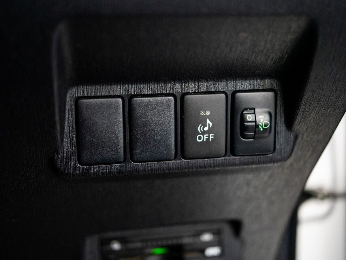 Toyota Prius Alpha 2016 - фото автомобиля