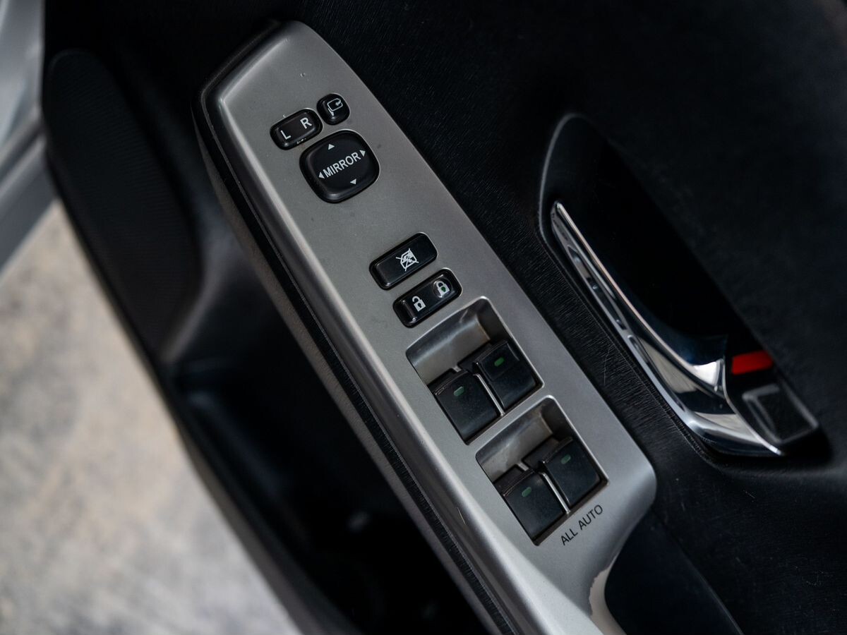 Toyota Prius Alpha 2016 - фото автомобиля