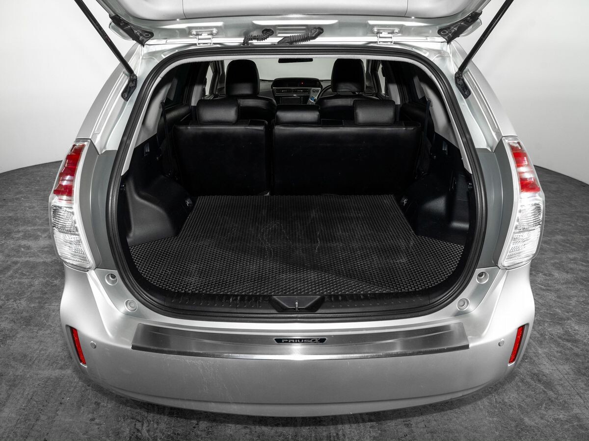 Toyota Prius Alpha 2016 - фото автомобиля