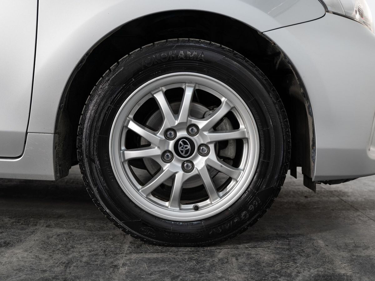 Toyota Prius Alpha 2016 - фото автомобиля