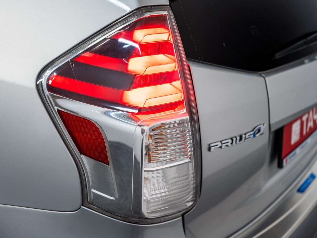 Toyota Prius Alpha 2016 - фото автомобиля