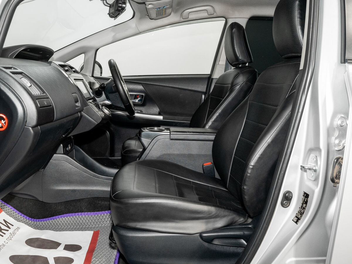 Toyota Prius Alpha 2016 - фото автомобиля