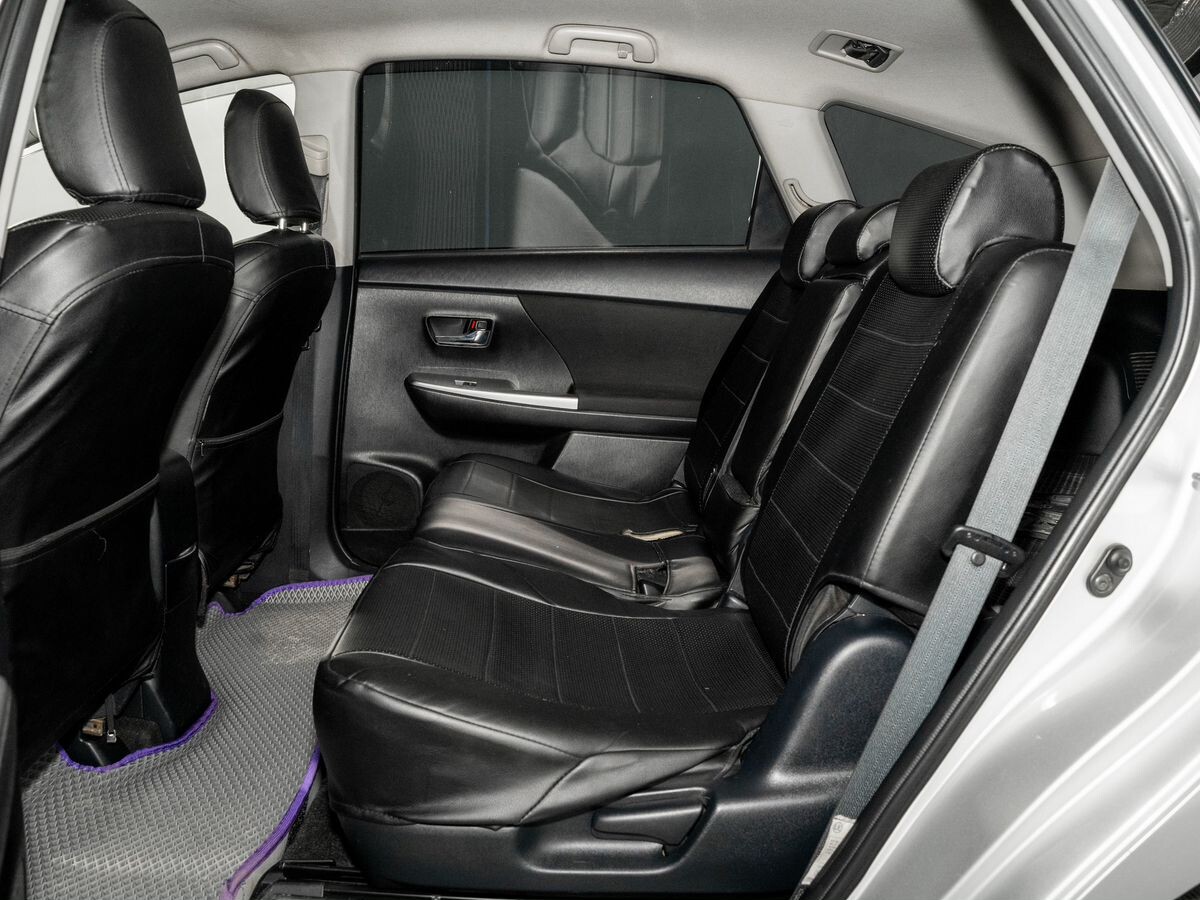 Toyota Prius Alpha 2016 - фото автомобиля