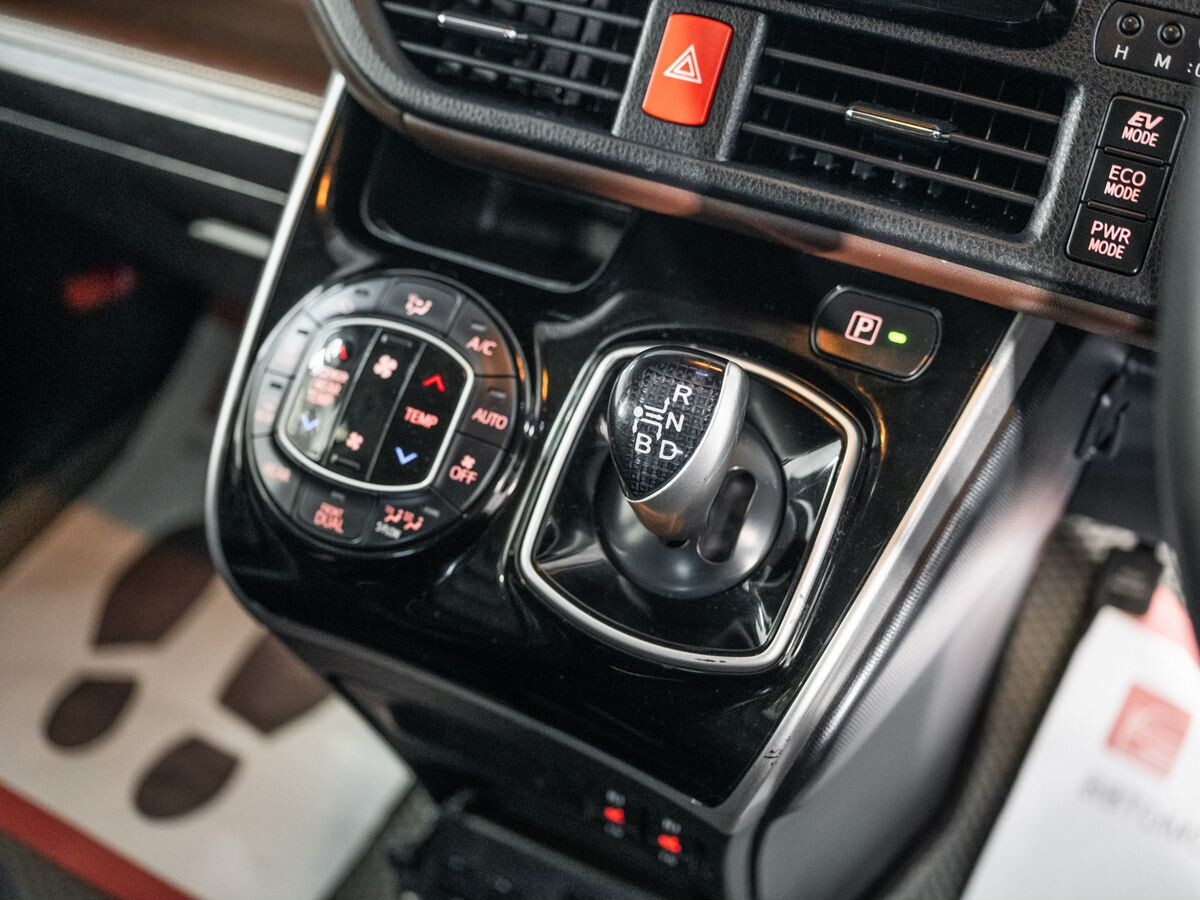 Toyota Esquire 2015 - фото автомобиля