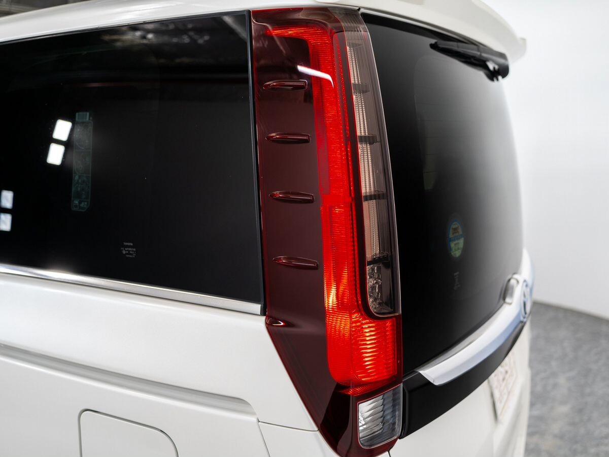 Toyota Esquire 2015 - фото автомобиля