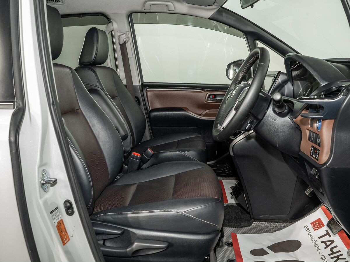 Toyota Esquire 2015 - фото автомобиля