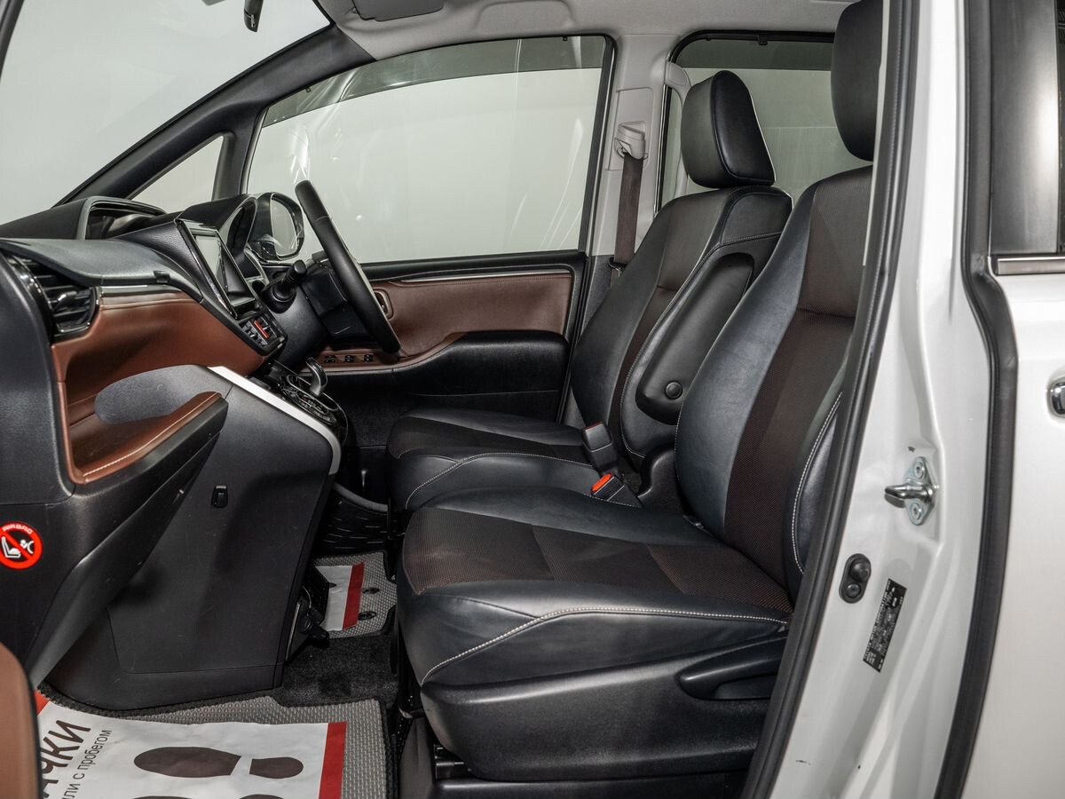 Toyota Esquire 2015 - фото автомобиля