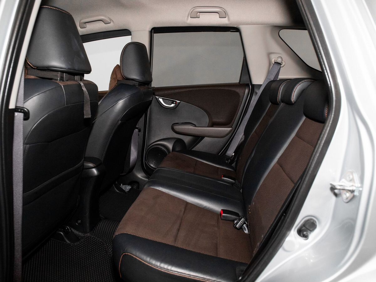 Honda Fit Shuttle 2011 - фото автомобиля