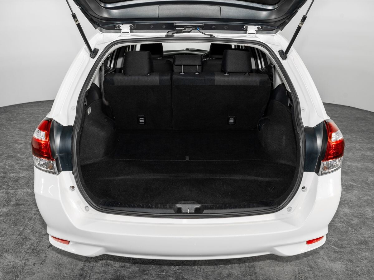 Toyota Corolla Fielder 2016 - фото автомобиля