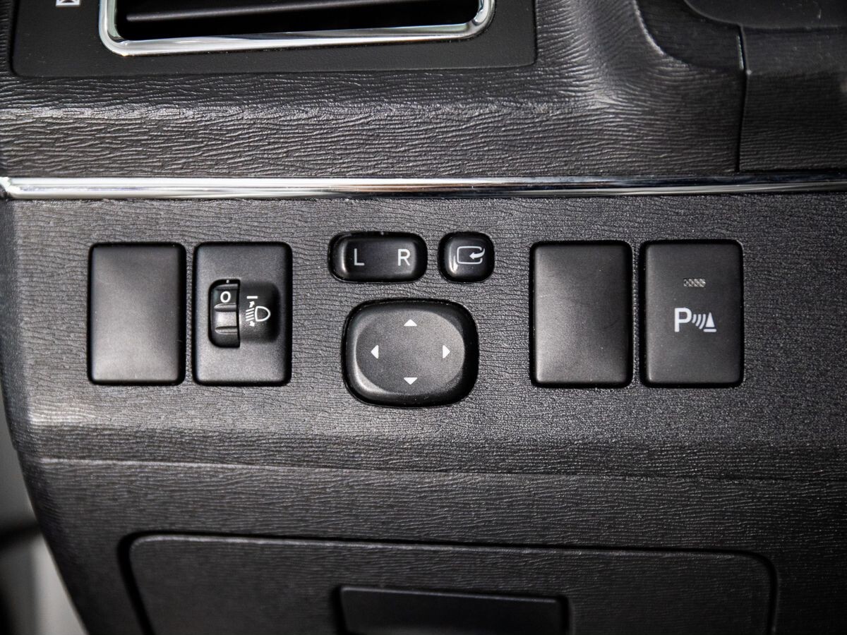 Toyota Avensis 2012 - фото автомобиля