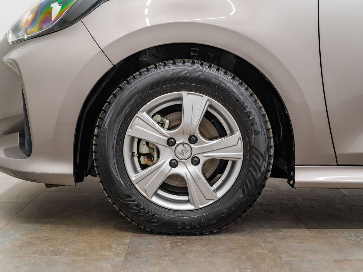 Toyota Yaris 2020 - фото автомобиля