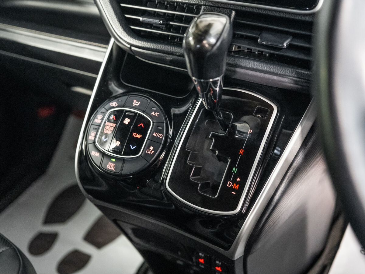 Toyota Esquire 2018 - фото автомобиля