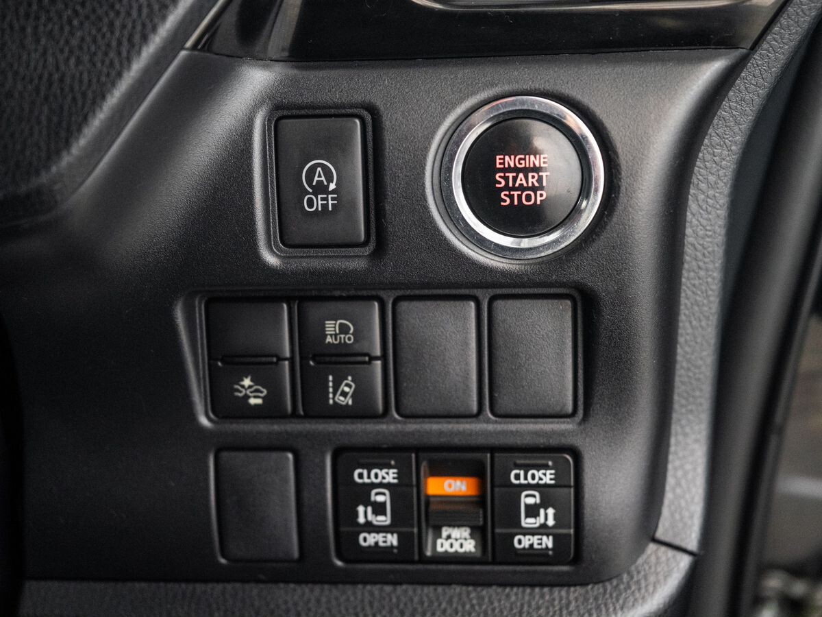 Toyota Esquire 2018 - фото автомобиля