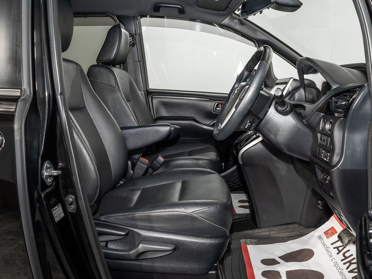 Toyota Esquire 2018 - фото автомобиля